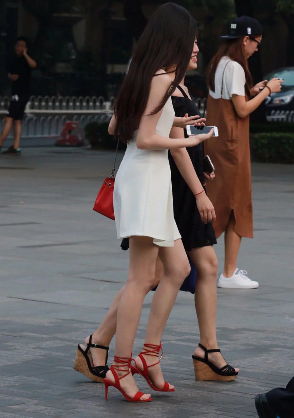 街拍：气质姐妹花优雅出街，黑白吊带裙形成鲜明对比