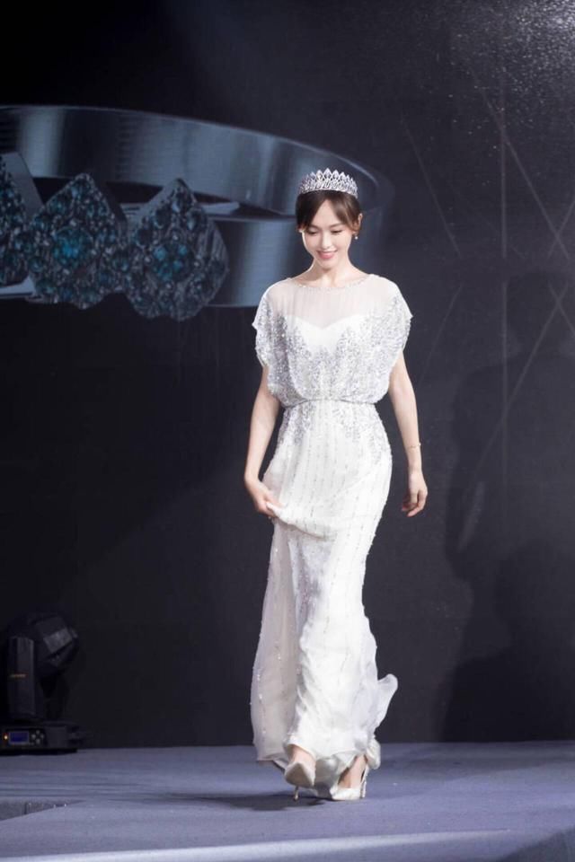 唐嫣化身最美代言人，这人可比珠宝还值得一看！