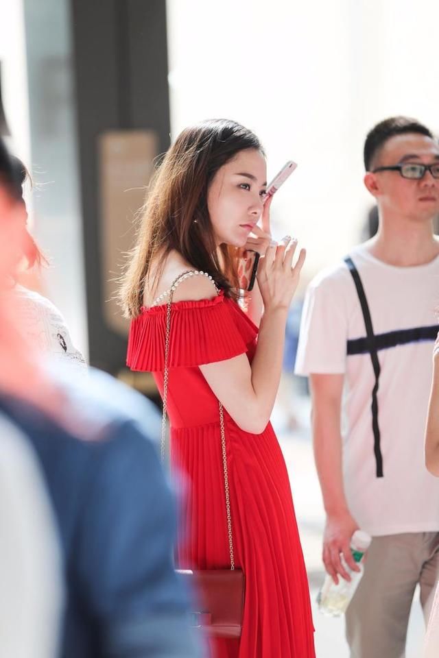 街拍：美女皮肤细腻，脸蛋儿精致，身穿吊带裙子，更加迷人吸睛