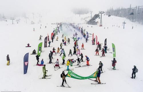 10000人西伯利亚泳装滑雪迎春到，场面壮观风情无限