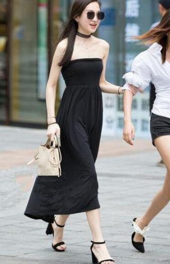 街拍: 小姐姐一身红色连衣裙, 尽显女人成熟魅力, 性感高贵