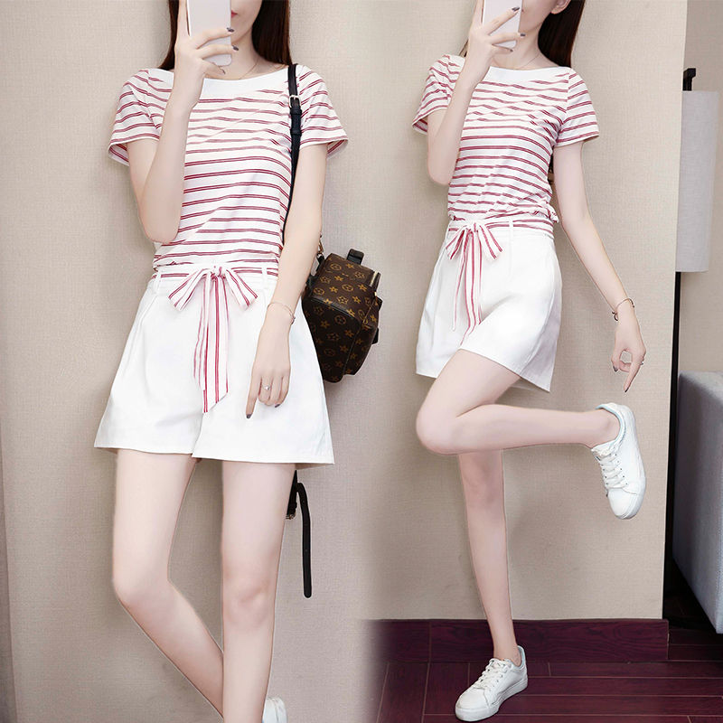 别再穿牛仔裤了，今年流行宽松的小香风套装，7080后穿美醉了