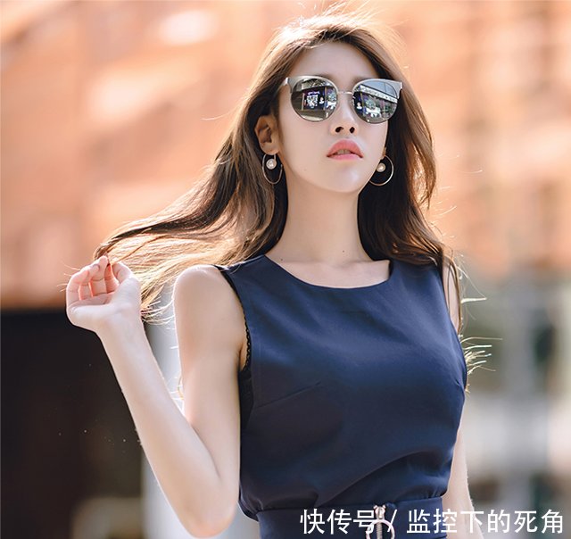 街拍美女包臀裙充满小资情调，展现女人魅力气场！