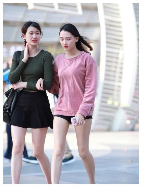 街拍：图一“黑丝”上阵，配上蕾丝小短裙，完美展现女性魅力！