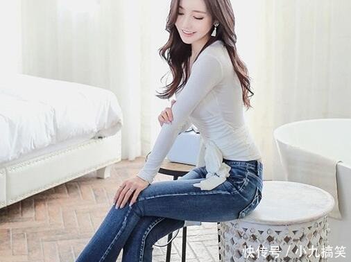 时尚街拍穿牛仔裤在街上更醒目，时尚外观凸显好身材