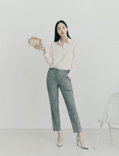  衬衫■金高银总算高姿态，新发型黑发髻好整洁，岗位西服又美又飒