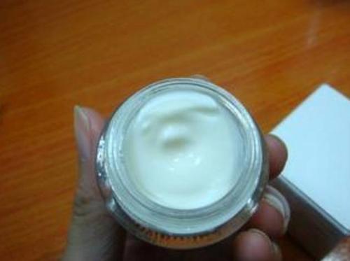 药店常见的一软膏,每天用它涂下脸,祛除斑点美白嫩肤