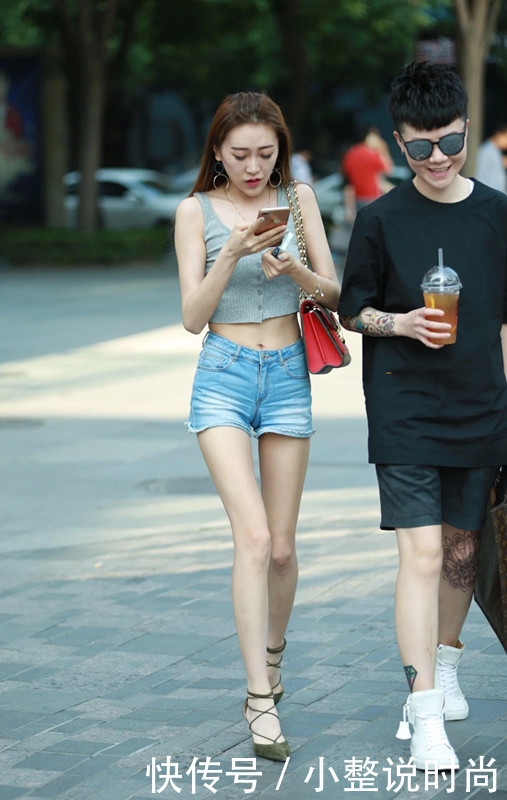 街拍:小姐姐这样穿搭,优雅自然又充满浪漫时尚气息!