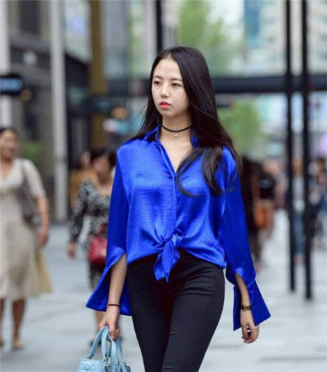  「街头」街拍：美女白色的套装，肤白貌美，街头女神