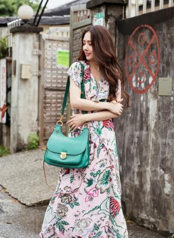 郭碧婷穿印花裙女人味爆棚，不显老气反而很高级，气质真不一般！