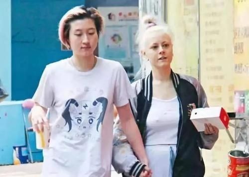 妻子■成龙20岁女儿传婚变,清空秀恩爱照片,同性妻子发文称旧照恶心