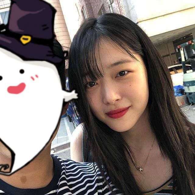 崔雪莉厉害了，裙子全靠两个蝴蝶结撑着，网友：松了可就尴尬了！