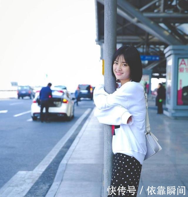 沈月又穿这条裤子，网友千年不换的裤子和每天都换的上衣！