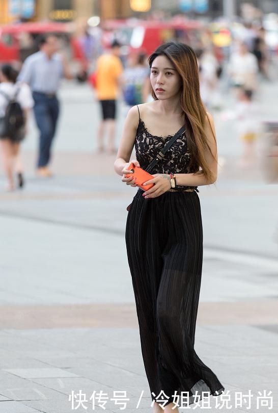 街拍：时尚姑娘出行，图五富婆穿紧身裤，“勾勒”出不俗的情节