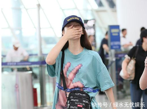 林允太拼了！这么短的超短裤还在往上卷边，网友大腿内侧都露了