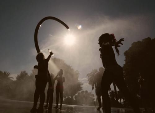 欧洲人饱受高温困扰，中国制造成最大赢家，当地人：命是它给的