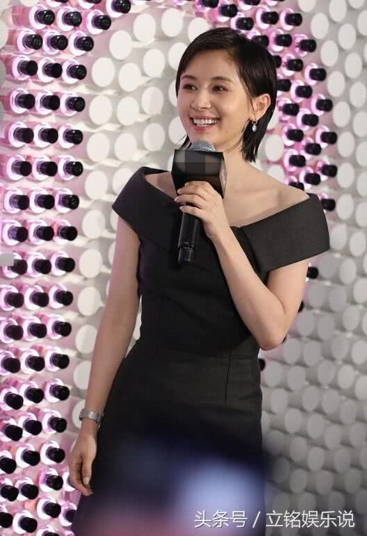 王子文超短裤太短了，坐下要走光