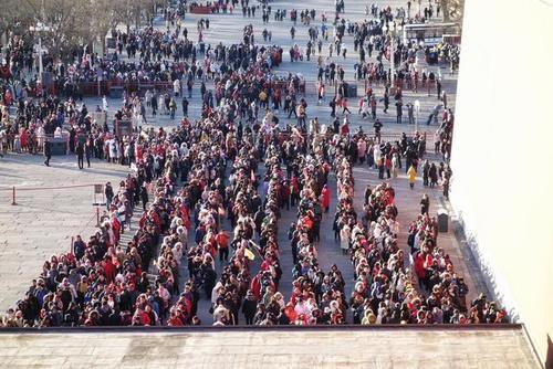 我们想跨过高山和大海，但先要穿越“人山人海”