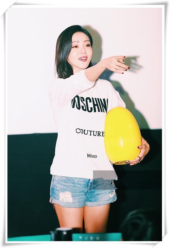 看了娄艺潇穿短裤，再看邓家佳，网友：这就是清新与轻浮的差距！