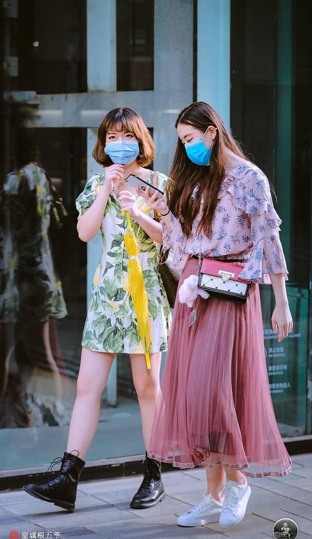 『更多』街拍：选择一些适合自己的衣服进行打扮，这样可以为自己增添自信