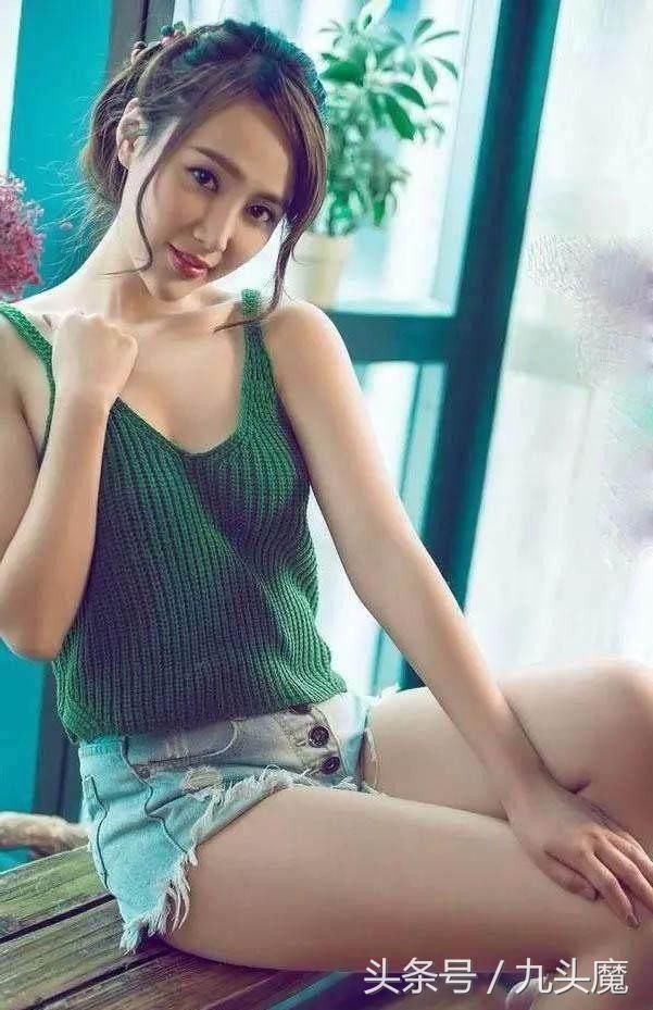 清凉一夏：街拍美女毫无虚言，个个腿长人美有看点