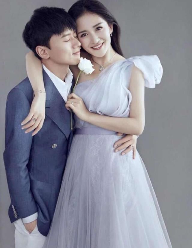 谢娜“洗碗手套”戴一只,还在腿上大玩透视