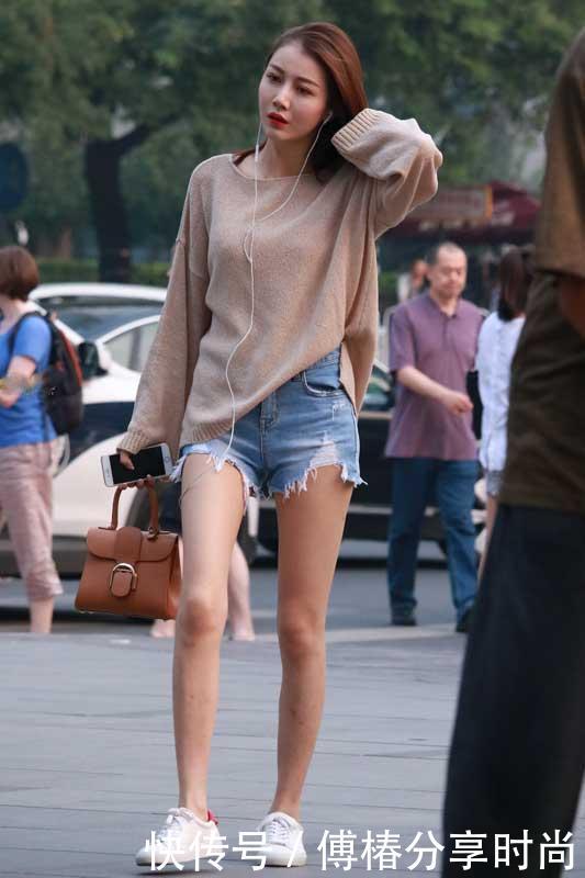 街拍美女：街头的都是身穿热裤小姐姐，满满都是大白腿！!