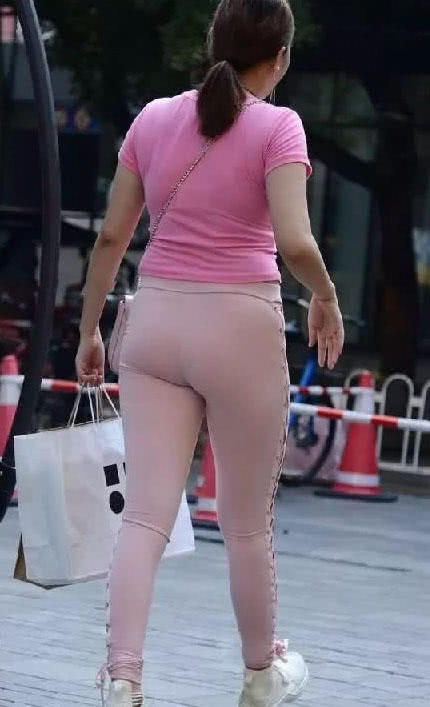 30岁小少妇运动紧身裤勾勒丰腴臀线,尽显成熟女人不同韵味