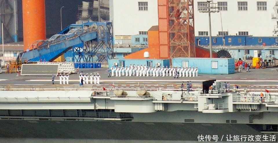 我国首艘国产航空母舰出坞