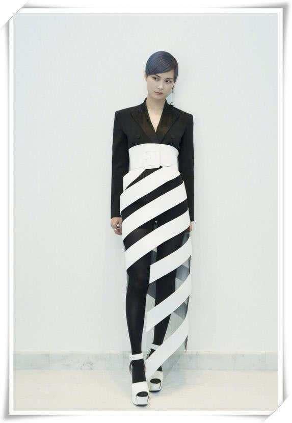 直到李宇春穿上T恤衫，才知道她深藏不露不仅仅是腿，网友：厉害