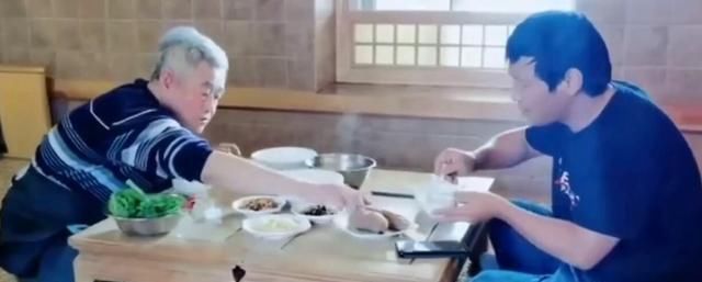 宋小宝到赵本山家吃饭师父给他全身消毒炕真漂亮坐上吃饭真舒服