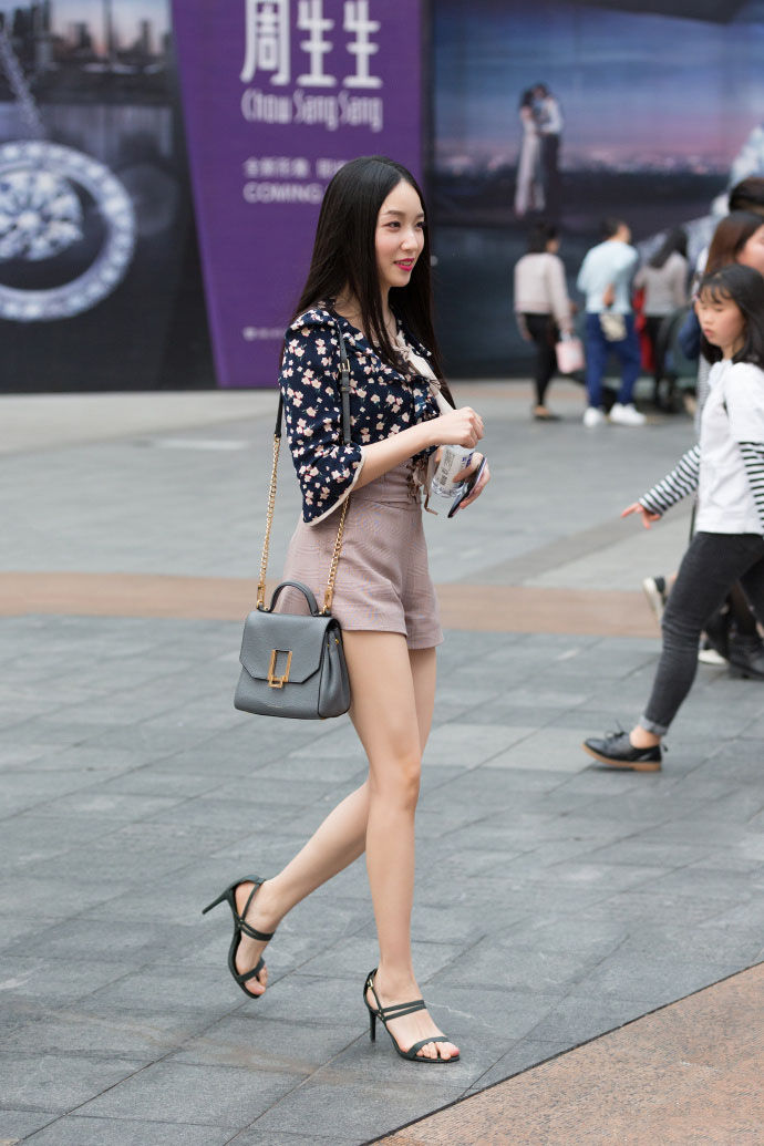 街拍:各式短发美女出街的搭配，这样穿你也可以很吸睛!