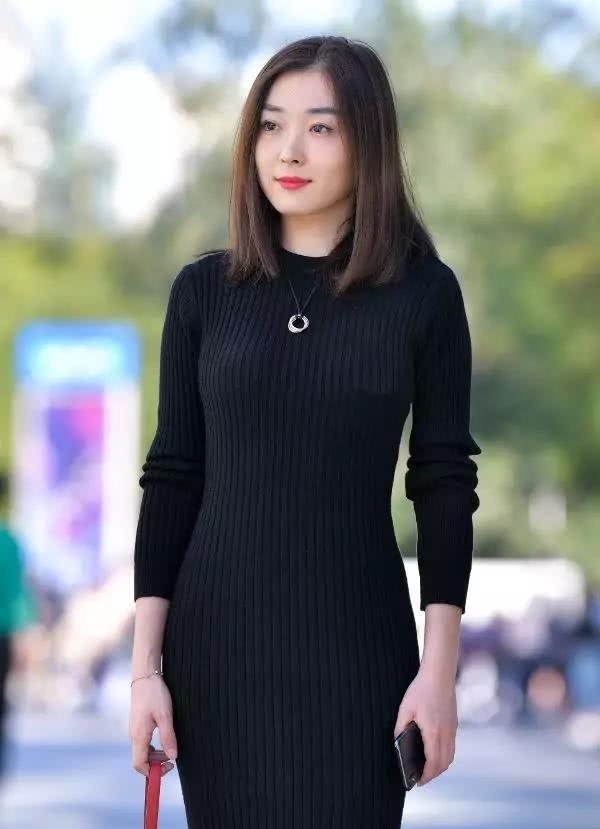 『街头』路人街拍典雅高贵的针织连衣裙穿搭,让你变成街头优雅女神