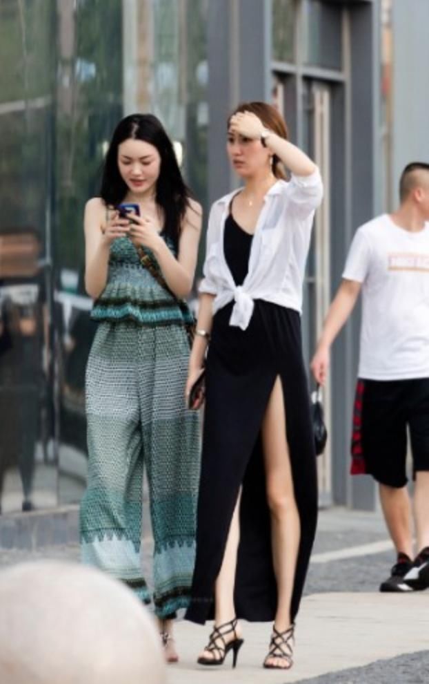 大长腿搭配开叉飘逸长裙,真的惊艳到了!