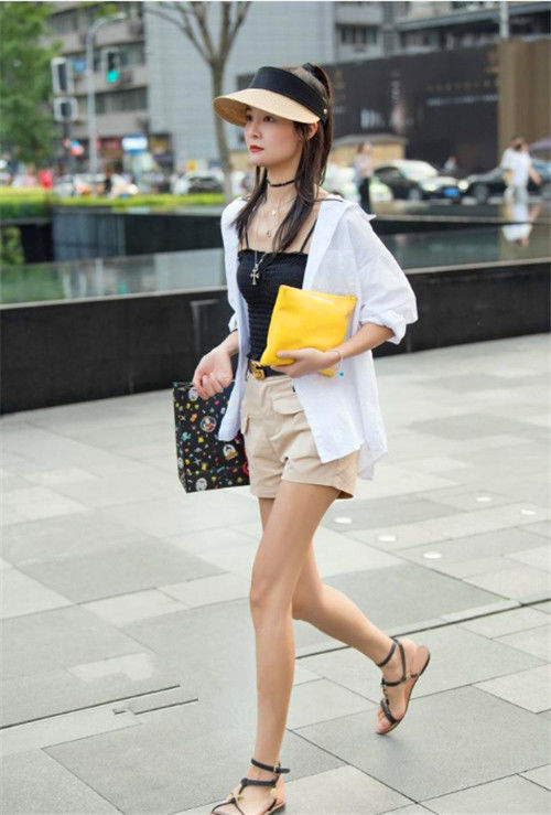  『女人』街拍：甜美动人的小美女，彰显女人的气质，吸引力十足