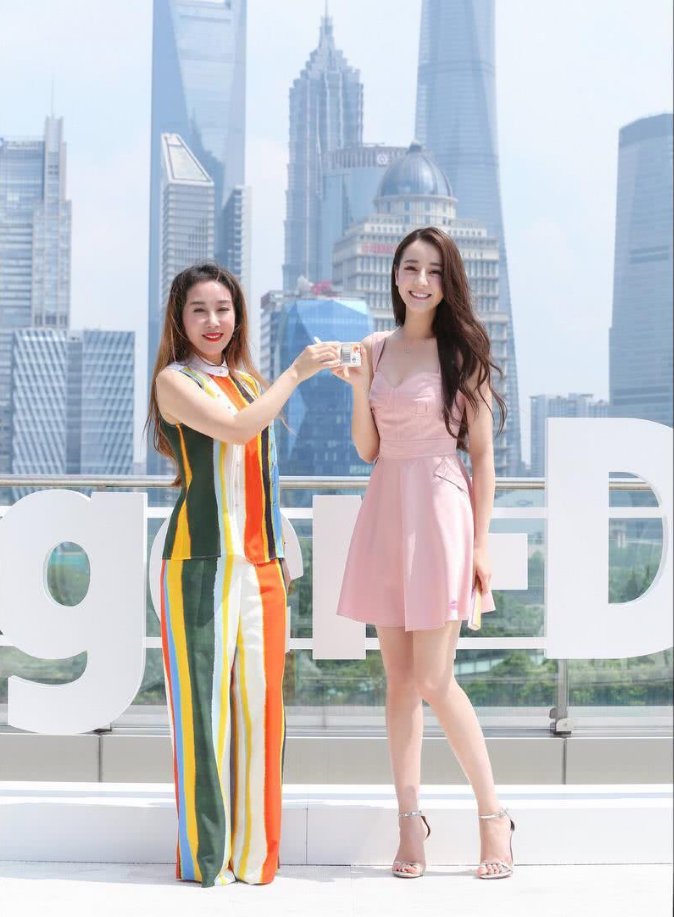 迪丽热巴的脚和地面都快垂成一条直线了，网友:这怎么走路?