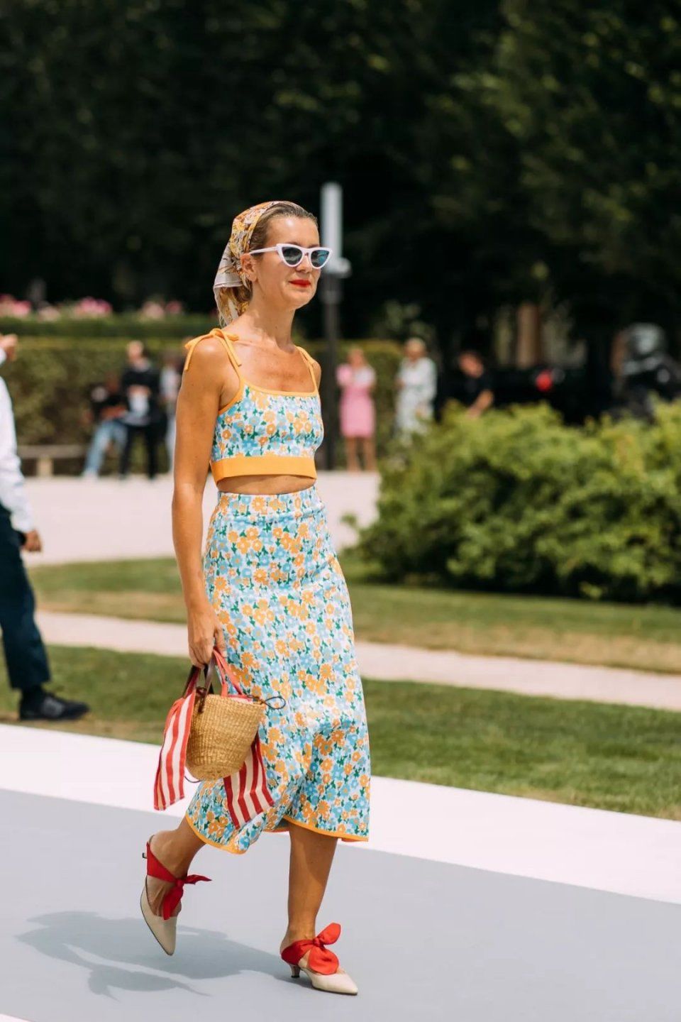 天气热skr人了你却还在害怕穿吊带?挑对了才能拯救身材!