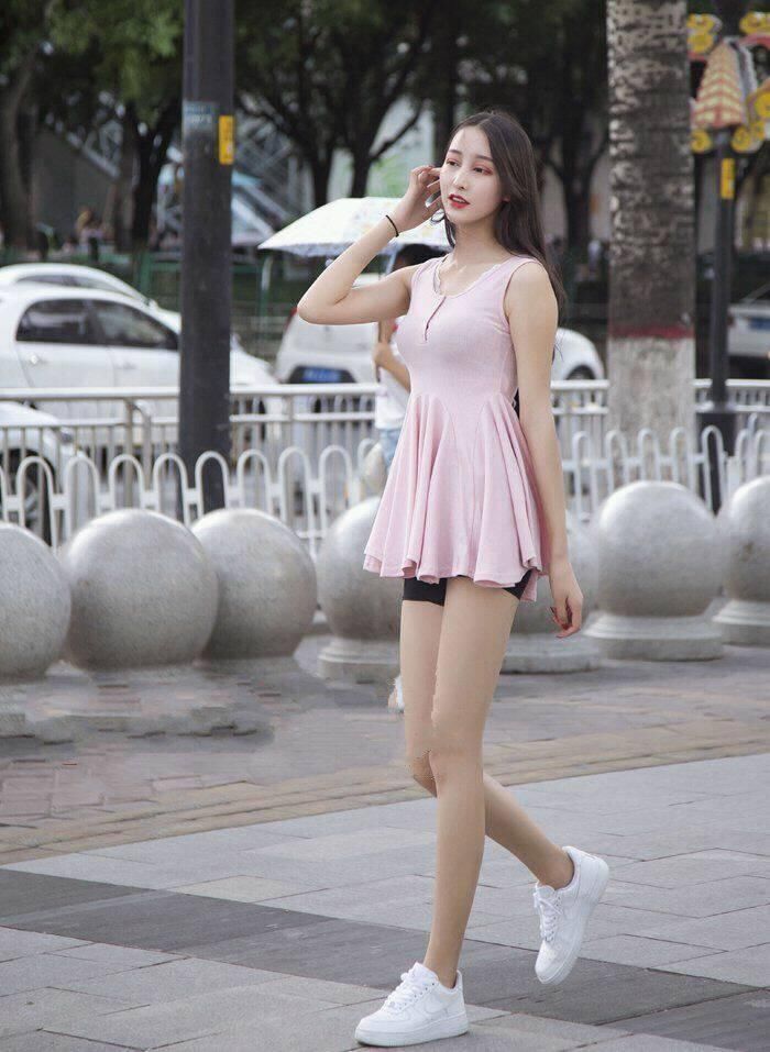 街拍:丰腴有魅力的紧身裙小姐姐毫不吝啬秀长腿,曲线身材一览无遗