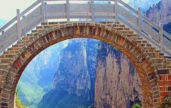 中国“与世隔绝”的村庄：进村需爬两千台阶，房屋建在悬崖边上！