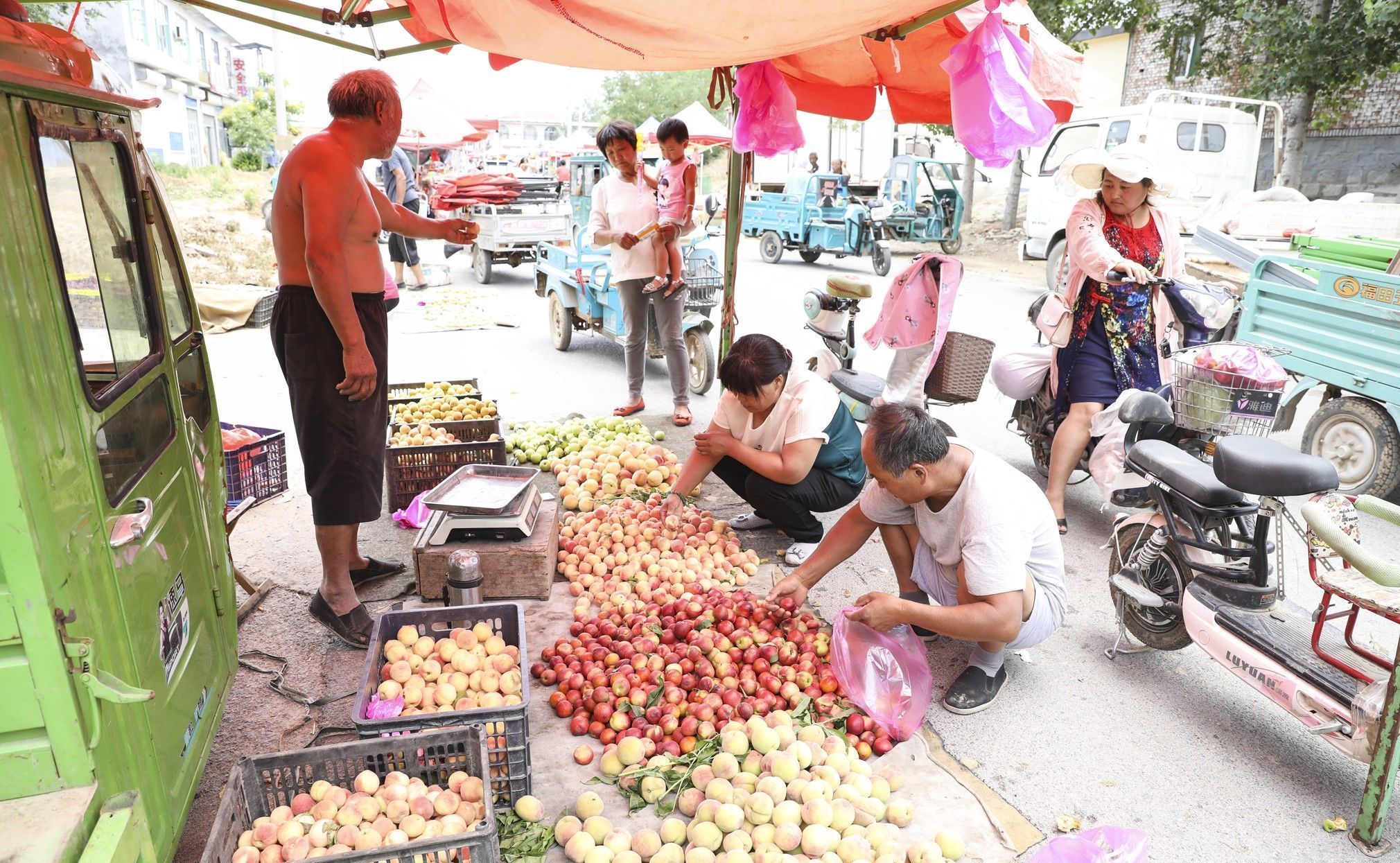 37度高温，70岁农村老人汗流浃背，农村大集一元二斤卖不掉