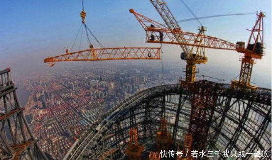  「高空」600米高空塔吊，要是出了问题该怎么检修隔屏幕看着都晕