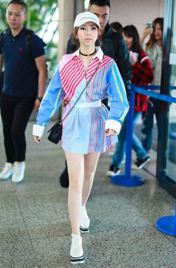 邓紫棋瘦到都敢全身上下只穿一件衬衫了，手提袋暴露了真相