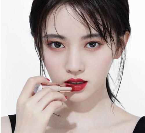 鞠婧祎化大浓妆太美,大红唇告别小清新,粉丝表示自己恋爱了!