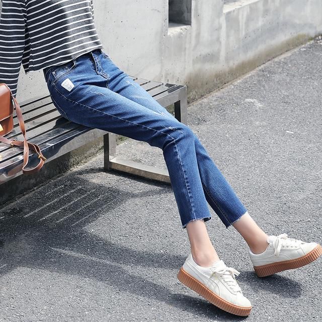 最经典的搭配莫过于卫衣加上牛仔裤了，你可以尝试一下