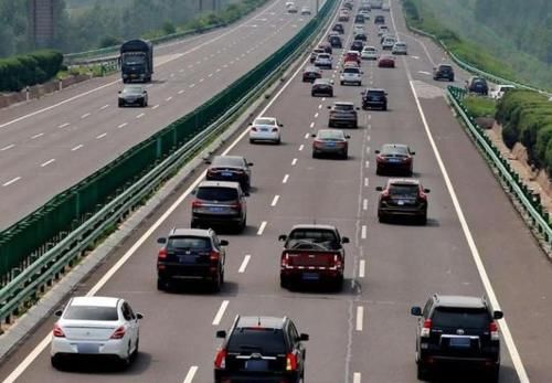  「技巧」超车道上为什么还有人打左转灯？老司机：很多新手不懂