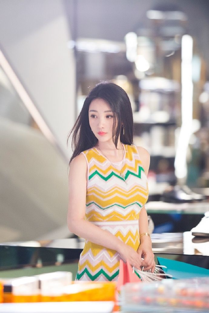 性感女神柳岩，紫色长裙温婉动人