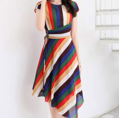 女人胆子越来越大了，短裙不穿安全裤，却从不怕走光!美丽又性感