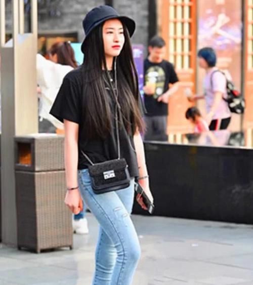  『蓝色』美女时尚街拍：时尚清新的美女，一件白色背心配蓝色牛仔裤，魅力优雅气质