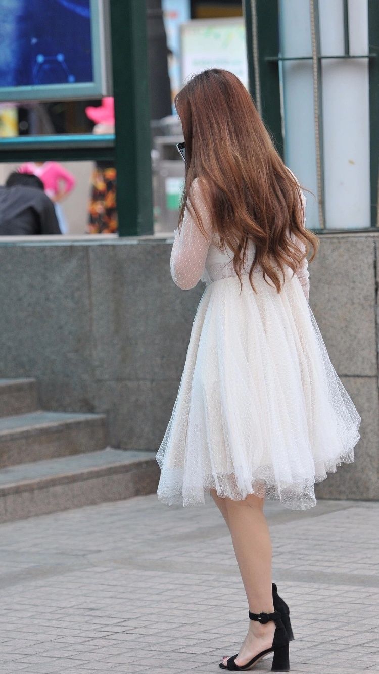 街拍丨穿白色蕾丝纱裙的小姐姐，肉肉的挺性感。