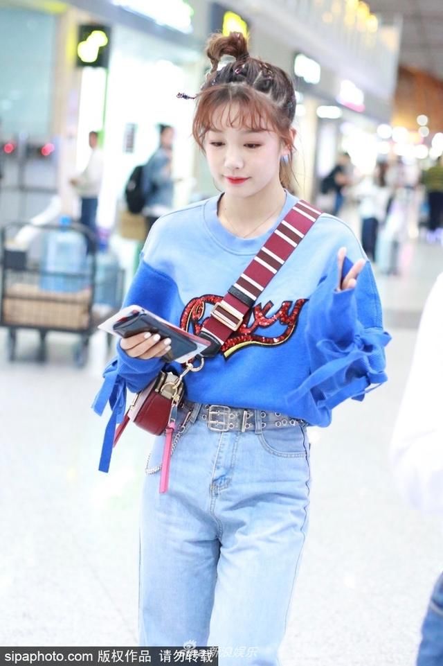 火箭少女“彩虹妹妹”徐梦洁潮装现身，清爽可爱笑容甜美！